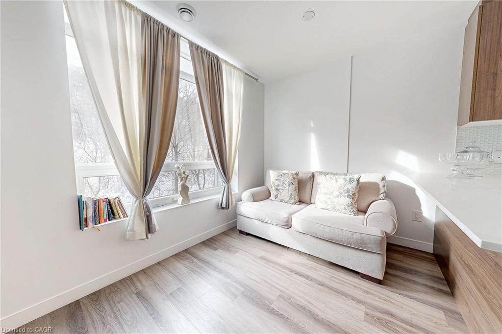 502-479 Charlton Avenue E, Hamilton, ON - Indoor Photo Showing Living Room