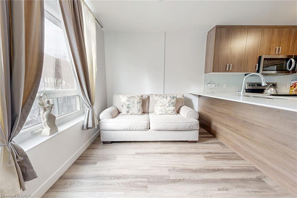 502-479 Charlton Avenue E, Hamilton, ON - Indoor Photo Showing Kitchen