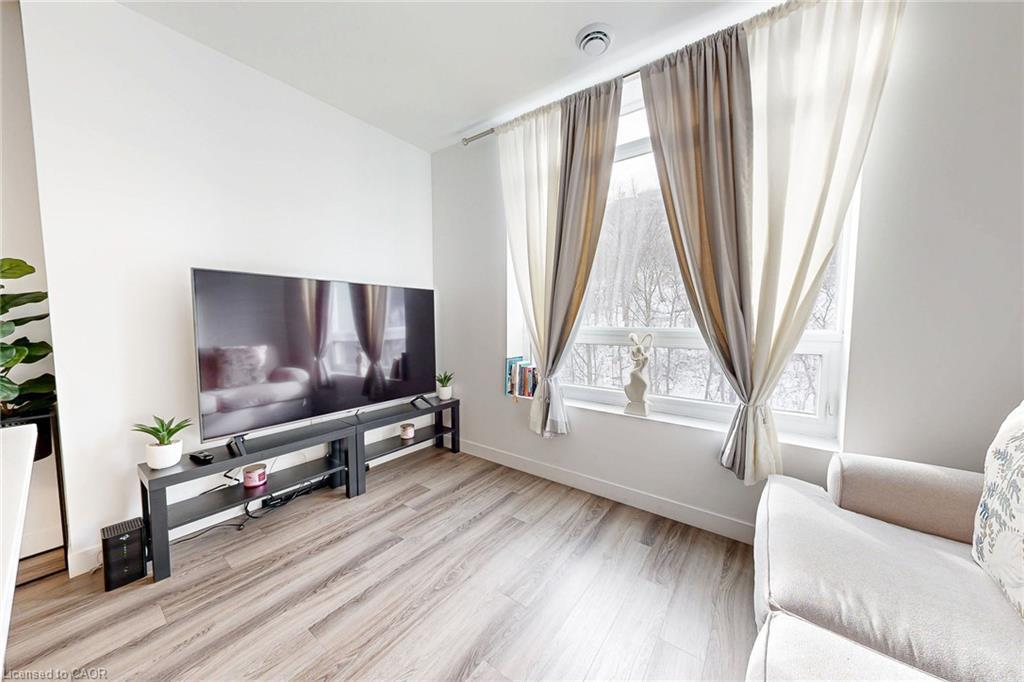 502-479 Charlton Avenue E, Hamilton, ON - Indoor Photo Showing Living Room