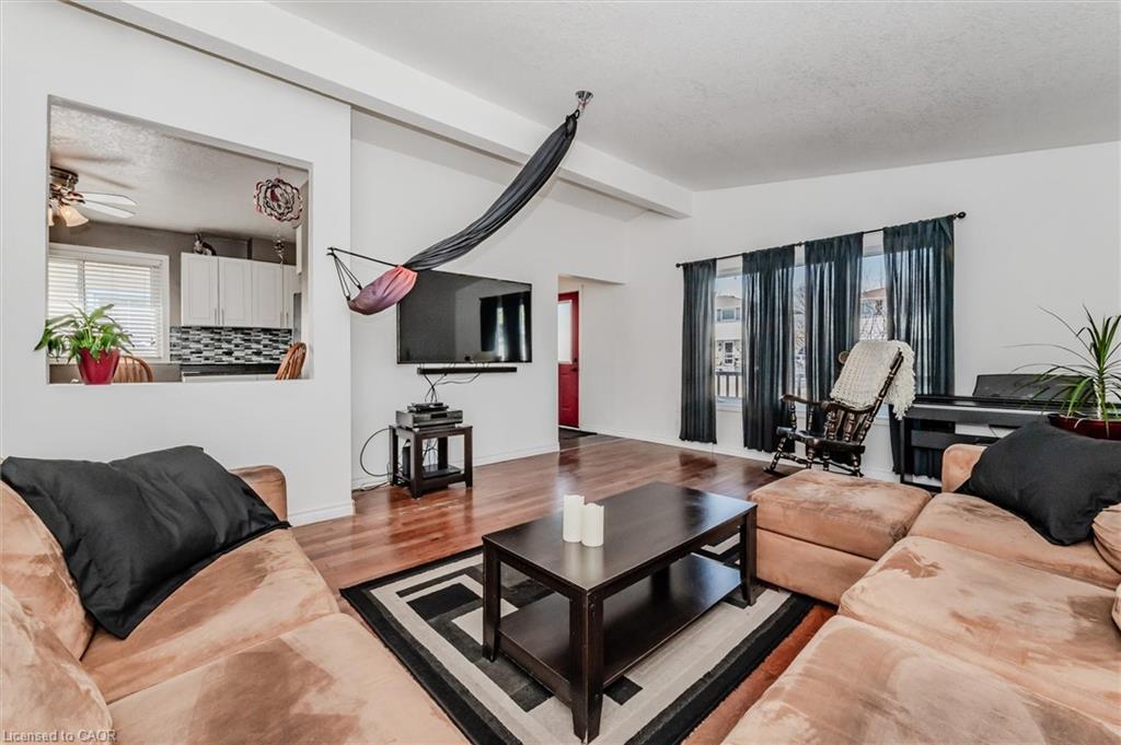 46 Roberts Crescent, Kitchener, ON - Indoor Photo Showing Living Room