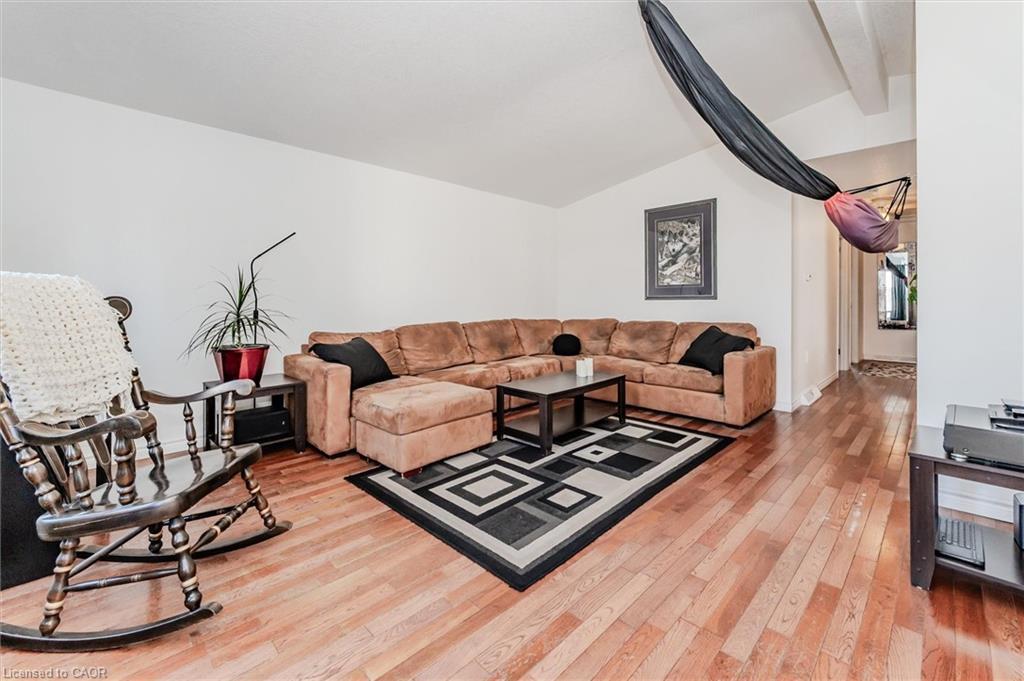 46 Roberts Crescent, Kitchener, ON - Indoor Photo Showing Living Room