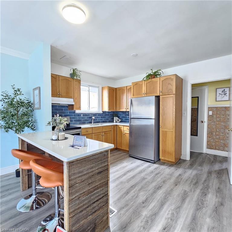 25 Augusta Avenue, St. Catharines, ON - Indoor Photo Showing Kitchen