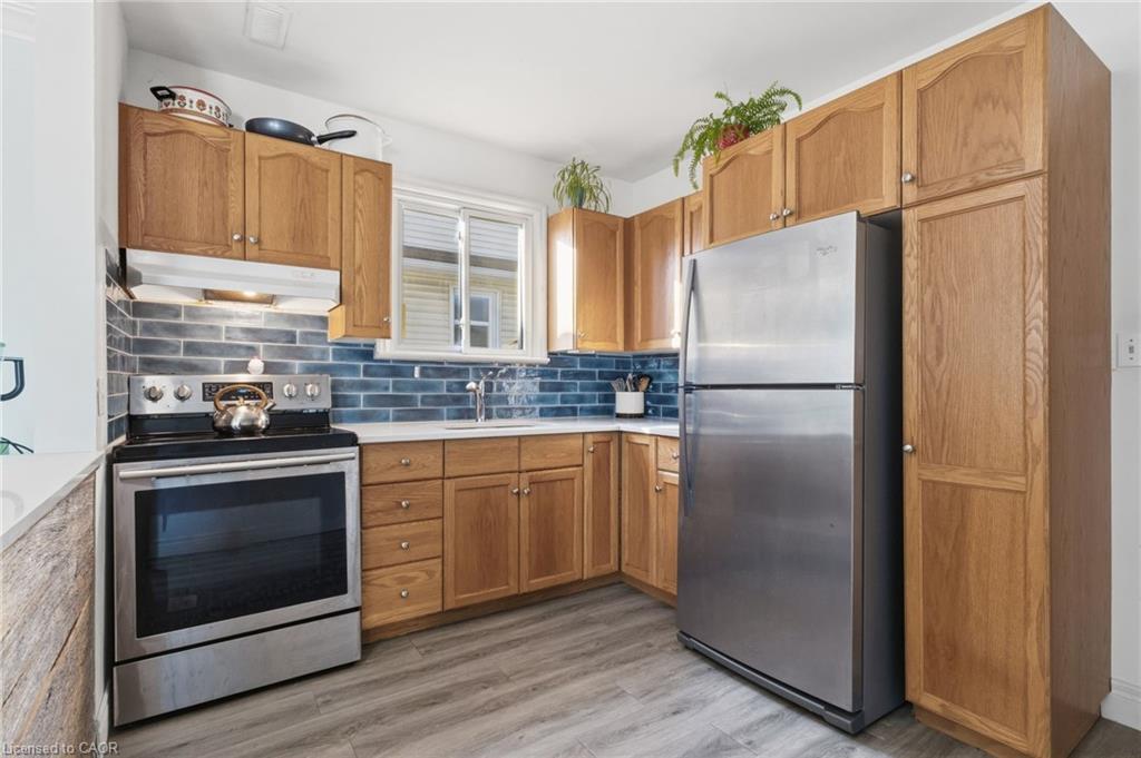 25 Augusta Avenue, St. Catharines, ON - Indoor Photo Showing Kitchen