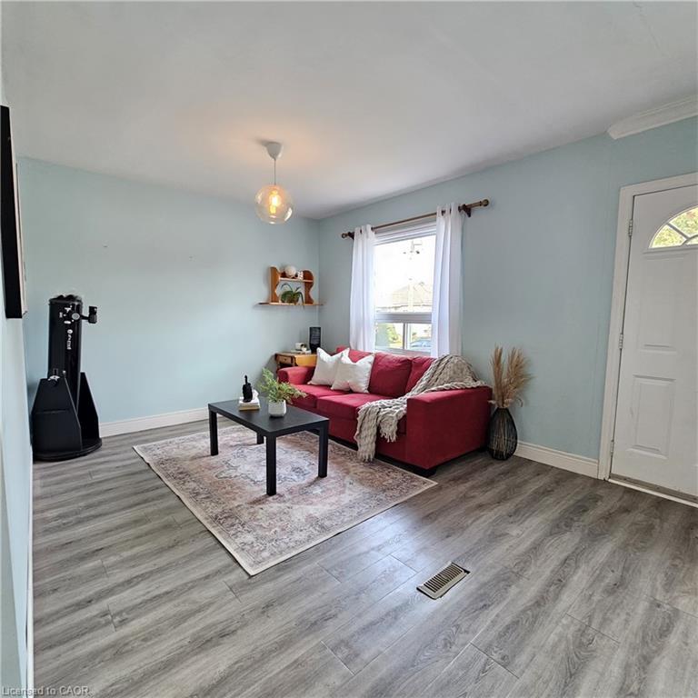 25 Augusta Avenue, St. Catharines, ON - Indoor Photo Showing Living Room