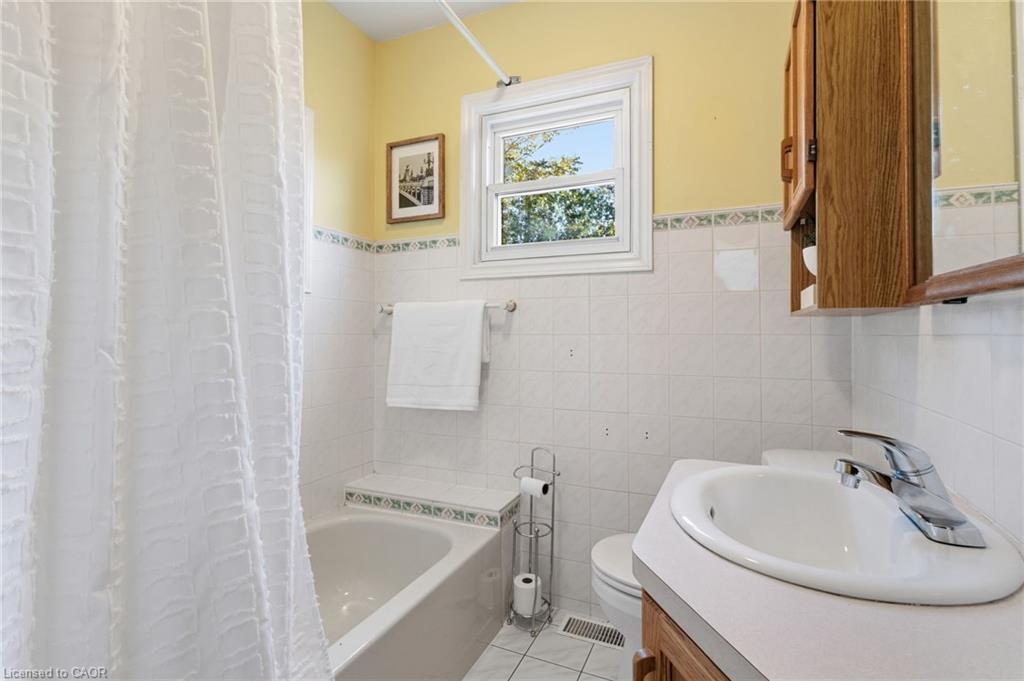 25 Augusta Avenue, St. Catharines, ON - Indoor Photo Showing Bathroom