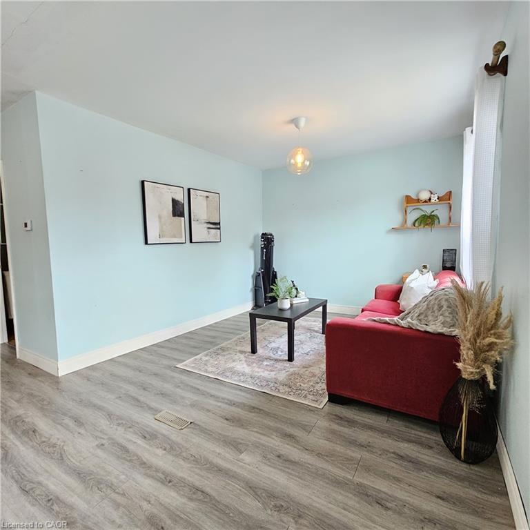 25 Augusta Avenue, St. Catharines, ON - Indoor Photo Showing Living Room