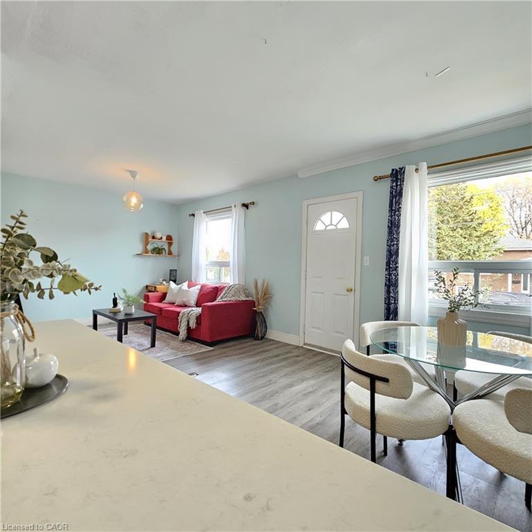 25 Augusta Avenue, St. Catharines, ON - Indoor Photo Showing Living Room