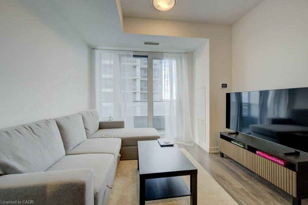 1001-15 Wellington Street S, Kitchener, ON - Indoor Photo Showing Living Room