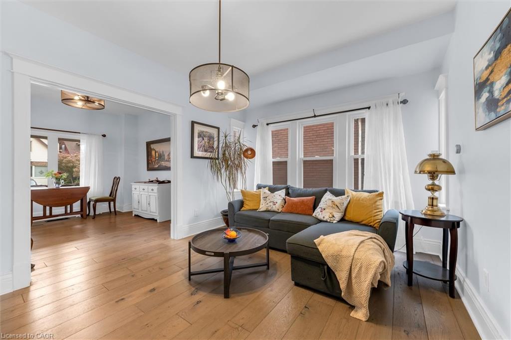 163 Leinster Avenue N, Hamilton, ON - Indoor Photo Showing Living Room