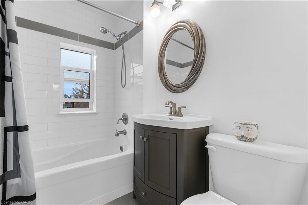 163 Leinster Avenue N, Hamilton, ON - Indoor Photo Showing Bathroom