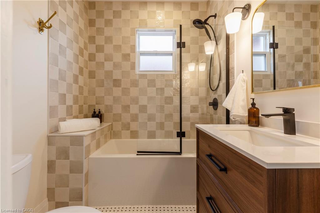 189 West Avenue N, Hamilton, ON - Indoor Photo Showing Bathroom