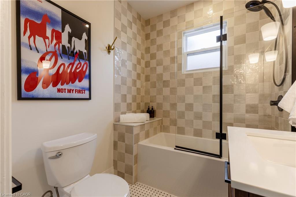 189 West Avenue N, Hamilton, ON - Indoor Photo Showing Bathroom