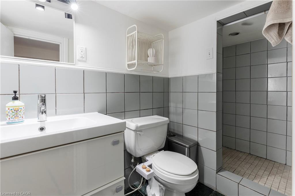 189 West Avenue N, Hamilton, ON - Indoor Photo Showing Bathroom