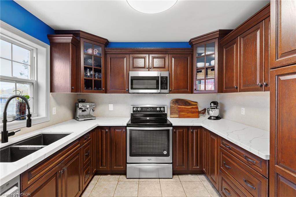 257 Wright Crescent, Niagara-On-The-Lake, ON - Indoor Photo Showing Kitchen With Double Sink