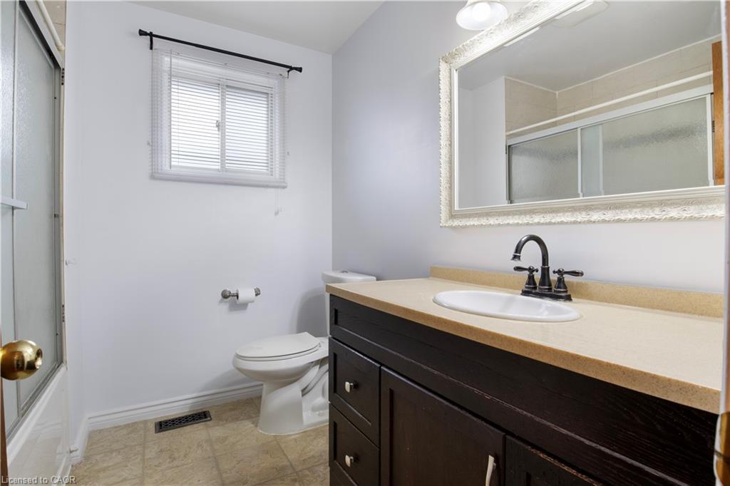 43 Middleton Street, Cambridge, ON - Indoor Photo Showing Bathroom