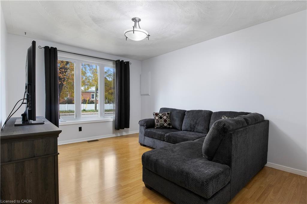 43 Middleton Street, Cambridge, ON - Indoor Photo Showing Living Room
