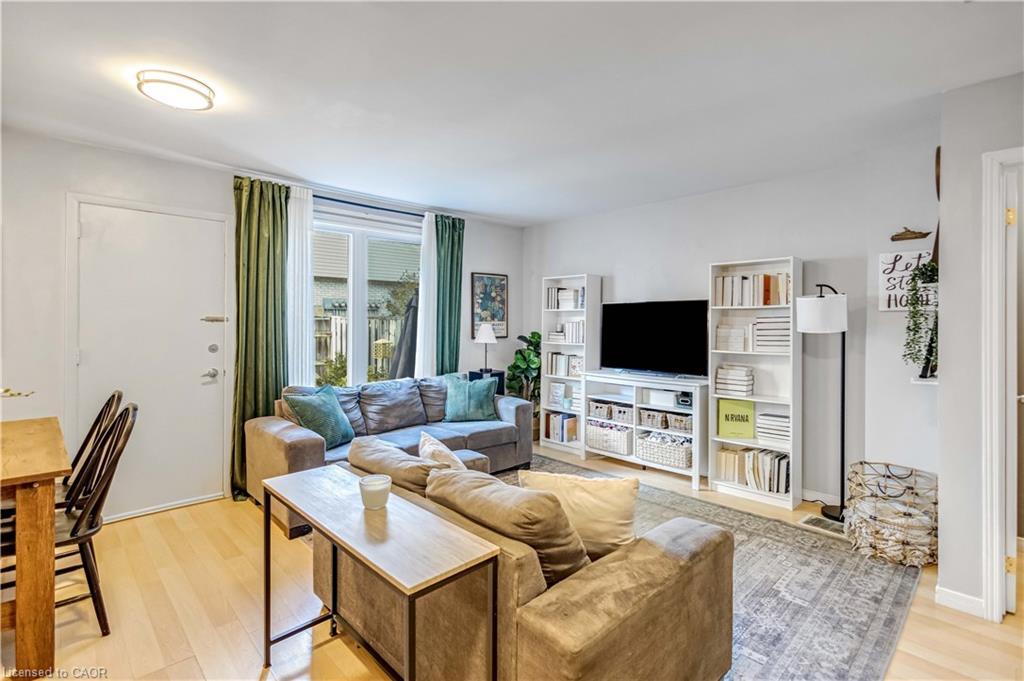 15-1396 Upper Ottawa Street, Hamilton, ON - Indoor Photo Showing Living Room