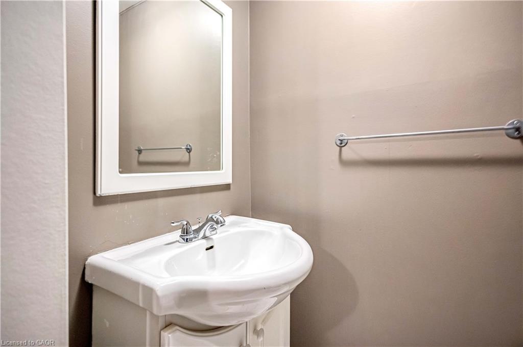 15-1396 Upper Ottawa Street, Hamilton, ON - Indoor Photo Showing Bathroom