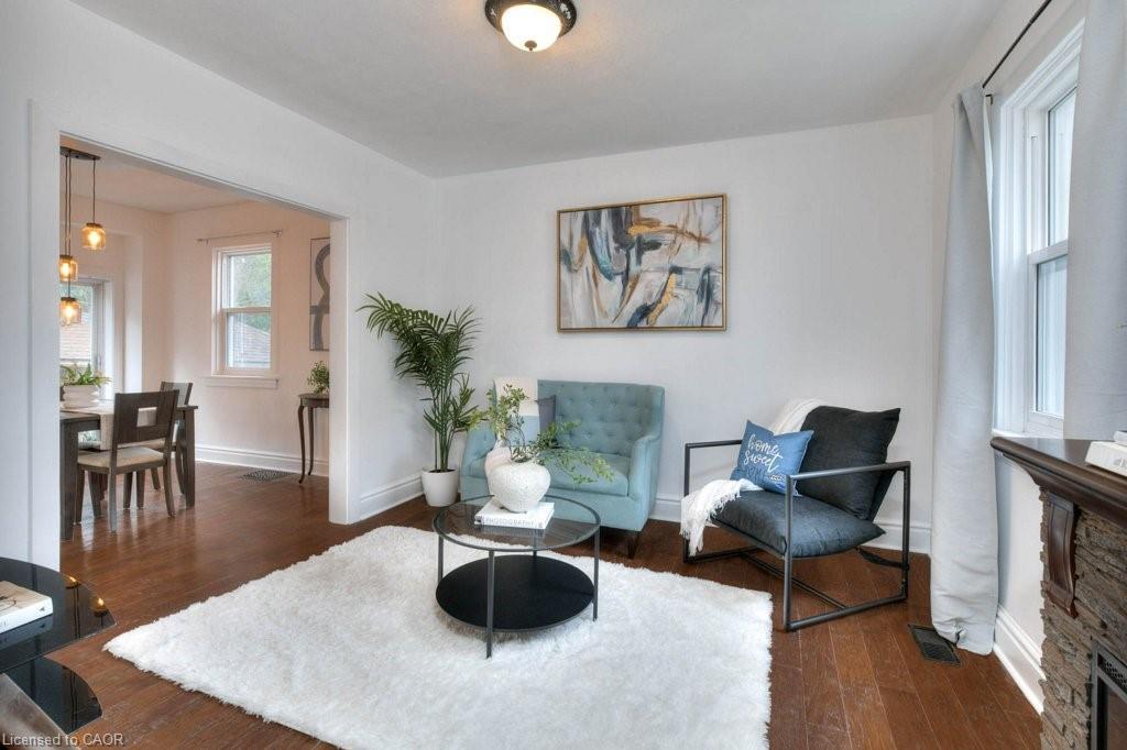 136 Alma Street N, Guelph, ON - Indoor Photo Showing Living Room