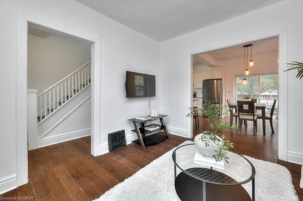 136 Alma Street N, Guelph, ON - Indoor Photo Showing Living Room