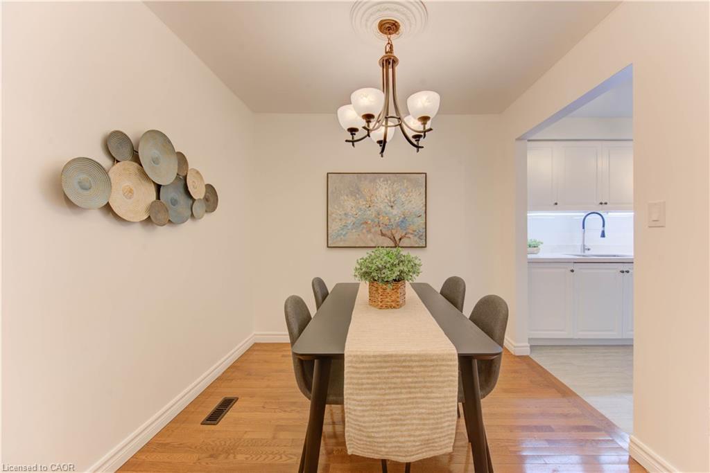 28-10 Holborn Court, Kitchener, ON - Indoor Photo Showing Dining Room