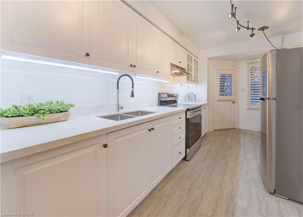 28-10 Holborn Court, Kitchener, ON - Indoor Photo Showing Kitchen With Double Sink
