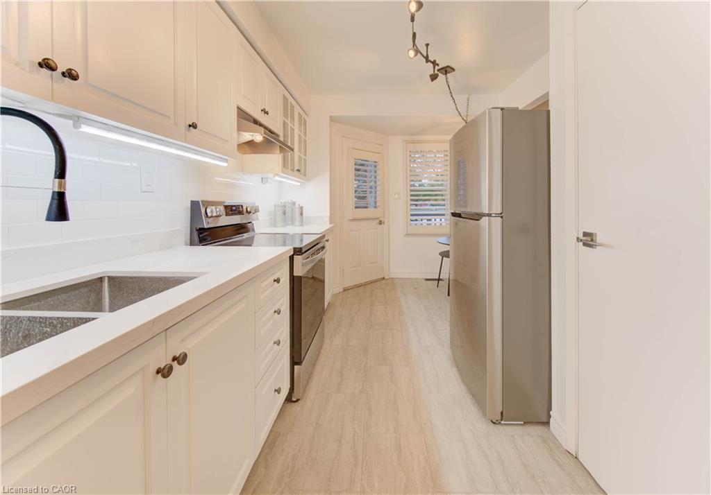 28-10 Holborn Court, Kitchener, ON - Indoor Photo Showing Kitchen