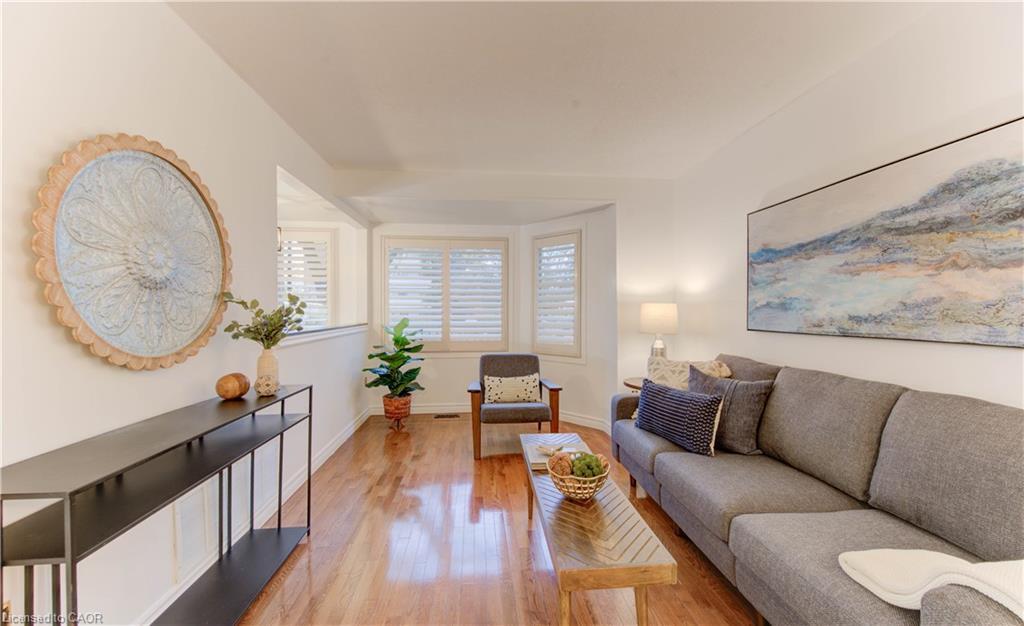 28-10 Holborn Court, Kitchener, ON - Indoor Photo Showing Living Room