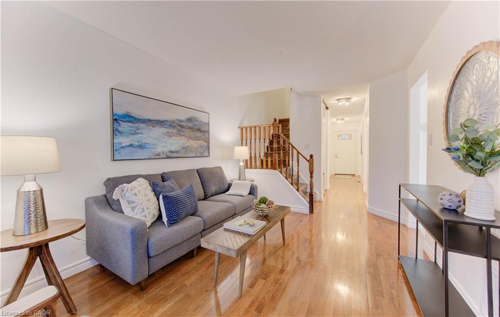 28-10 Holborn Court, Kitchener, ON - Indoor Photo Showing Living Room