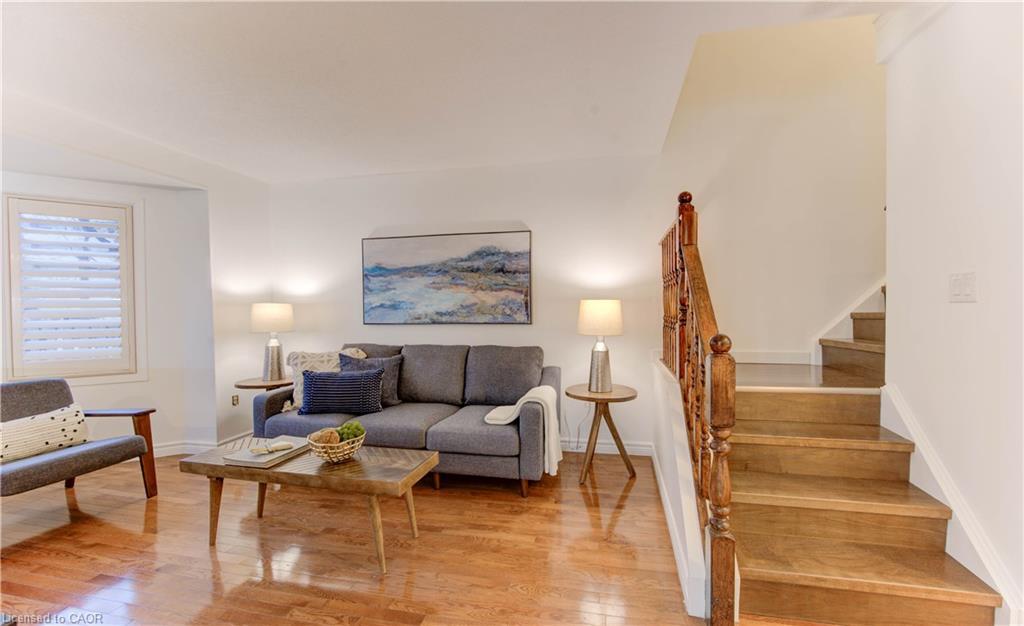 28-10 Holborn Court, Kitchener, ON - Indoor Photo Showing Living Room