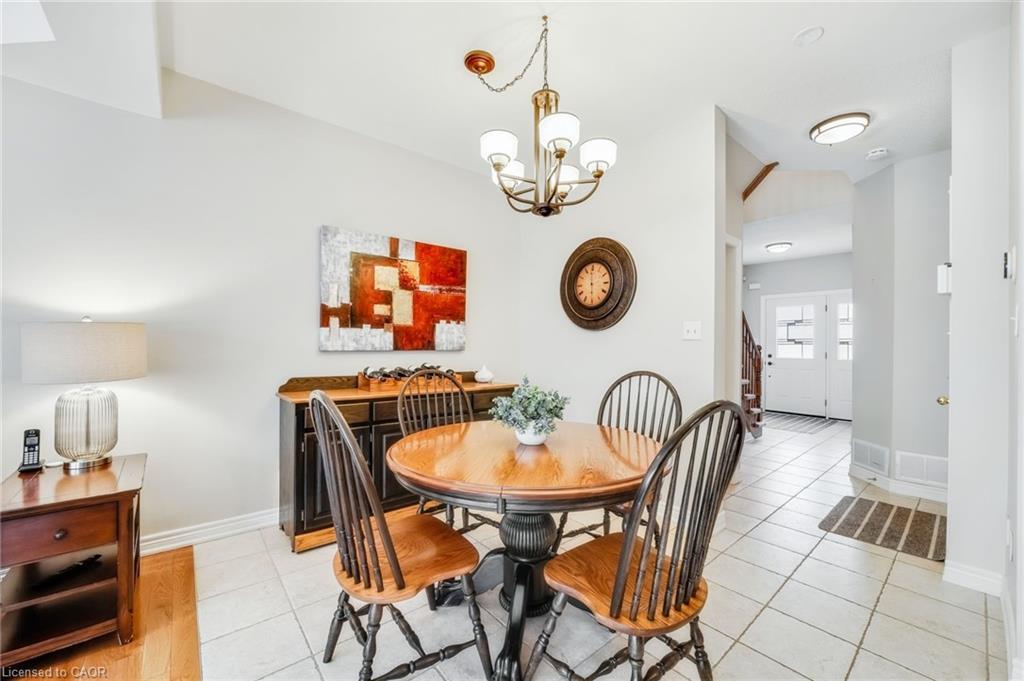 4005 Alexan Crescent, Burlington, ON - Indoor Photo Showing Dining Room