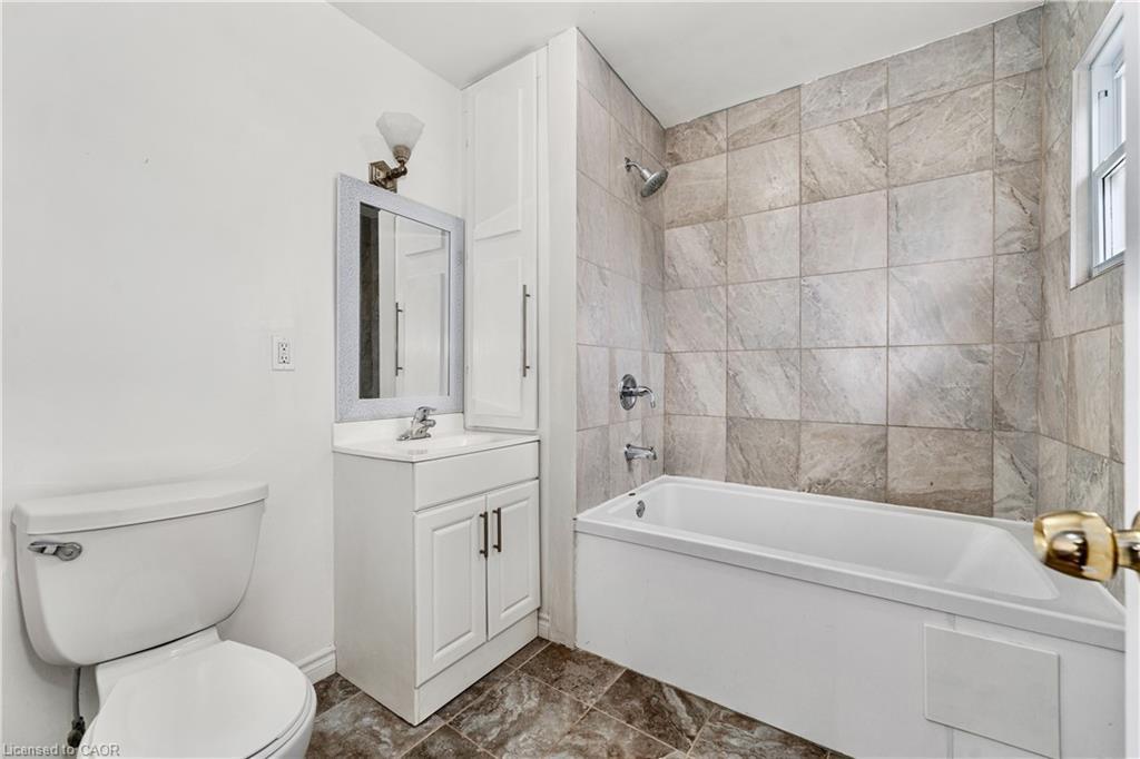 233 Normanhurst Avenue, Hamilton, ON - Indoor Photo Showing Bathroom