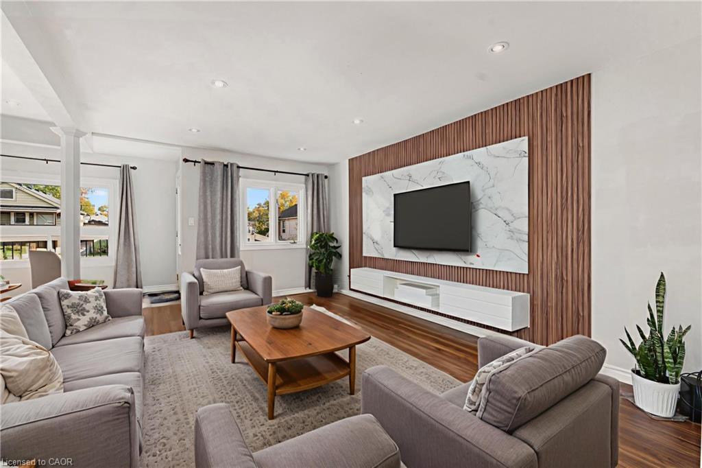233 Normanhurst Avenue, Hamilton, ON - Indoor Photo Showing Living Room