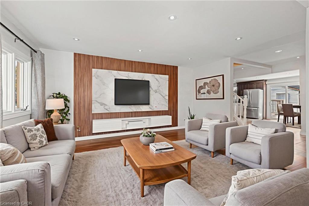 233 Normanhurst Avenue, Hamilton, ON - Indoor Photo Showing Living Room