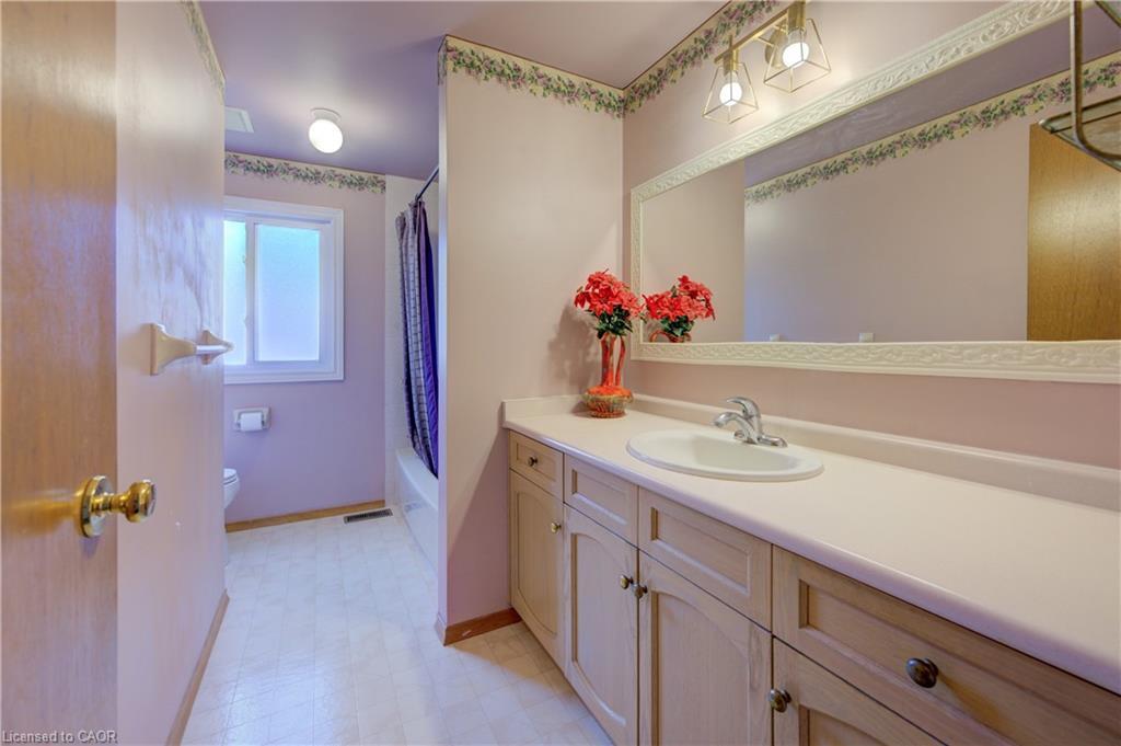 489 Northlake Drive, Waterloo, ON - Indoor Photo Showing Bathroom