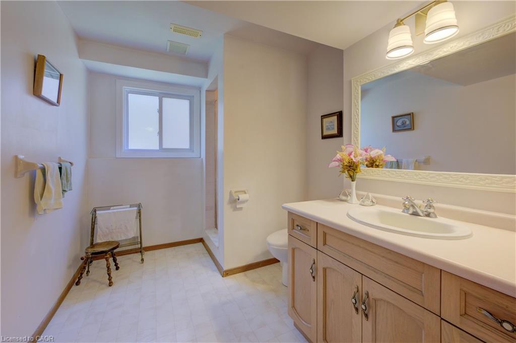 489 Northlake Drive, Waterloo, ON - Indoor Photo Showing Bathroom