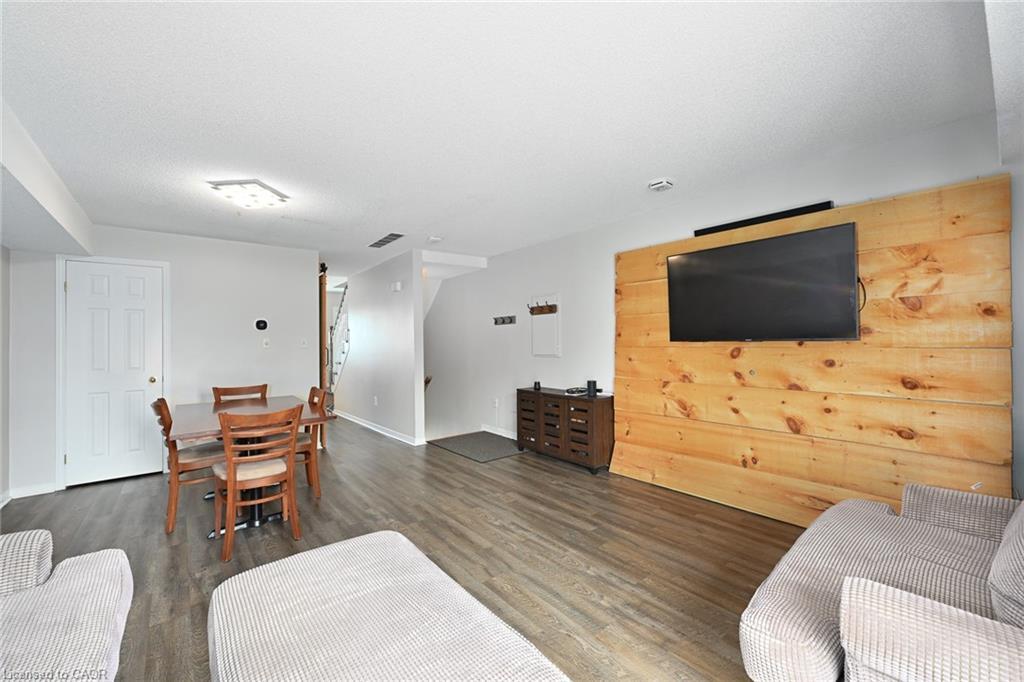 209-511 Highway 8 Street, Stoney Creek, ON - Indoor Photo Showing Living Room