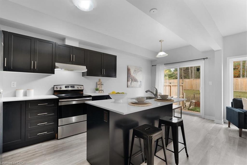 28-324 Equestrian Way, Cambridge, ON - Indoor Photo Showing Kitchen With Upgraded Kitchen