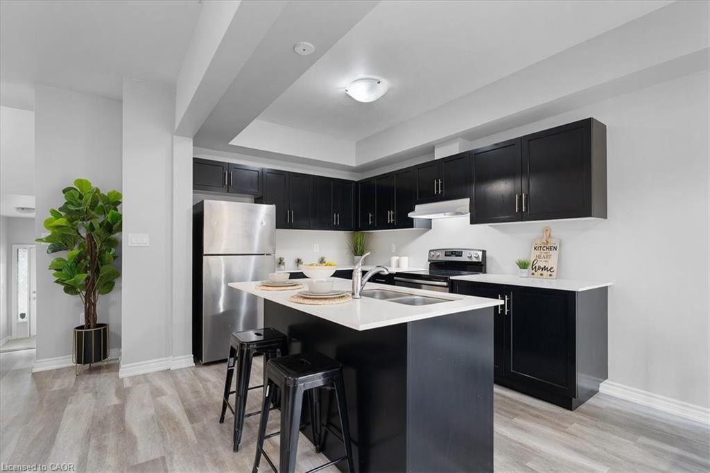28-324 Equestrian Way, Cambridge, ON - Indoor Photo Showing Kitchen With Double Sink With Upgraded Kitchen