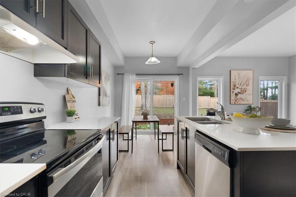 28-324 Equestrian Way, Cambridge, ON - Indoor Photo Showing Kitchen With Double Sink With Upgraded Kitchen