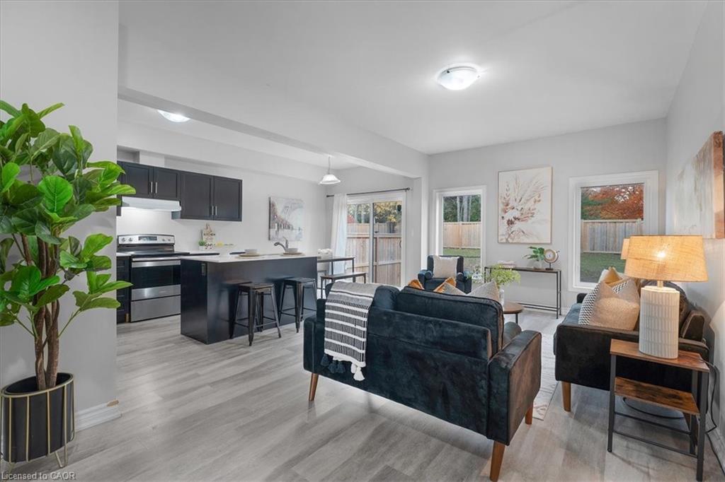 28-324 Equestrian Way, Cambridge, ON - Indoor Photo Showing Living Room