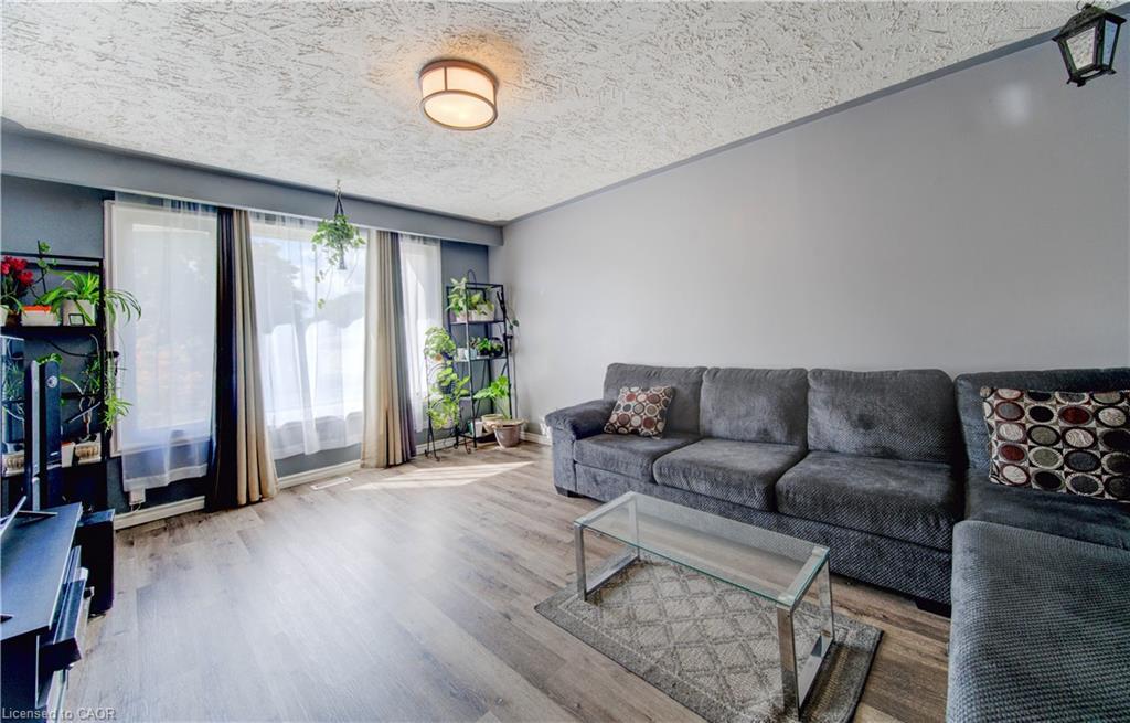 320 Country Hill Drive, Kitchener, ON - Indoor Photo Showing Living Room