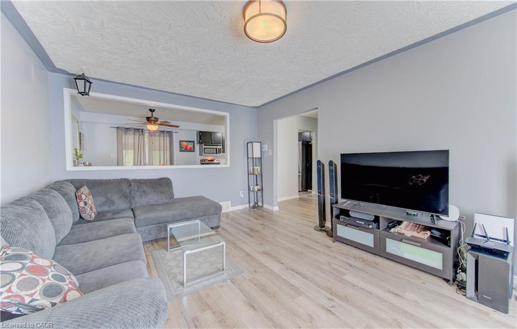 320 Country Hill Drive, Kitchener, ON - Indoor Photo Showing Living Room