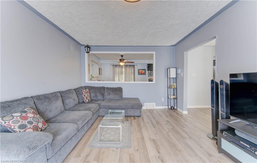 320 Country Hill Drive, Kitchener, ON - Indoor Photo Showing Living Room