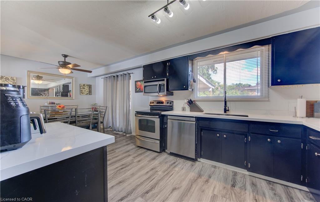 320 Country Hill Drive, Kitchener, ON - Indoor Photo Showing Kitchen