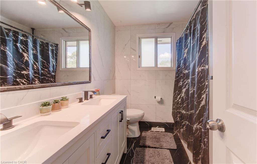 320 Country Hill Drive, Kitchener, ON - Indoor Photo Showing Bathroom
