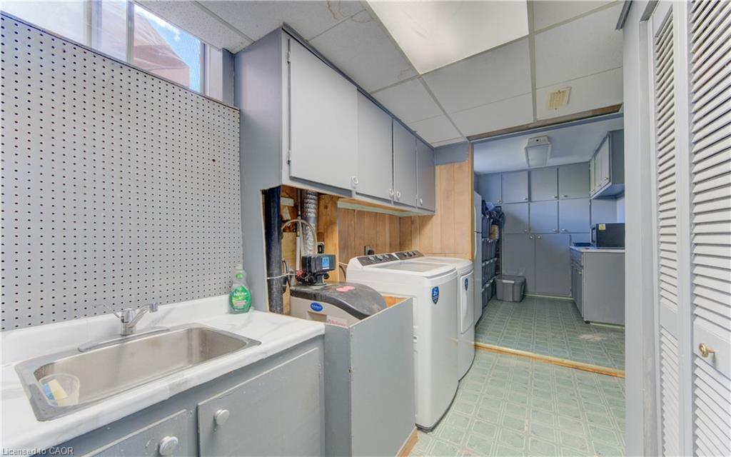 320 Country Hill Drive, Kitchener, ON - Indoor Photo Showing Laundry Room