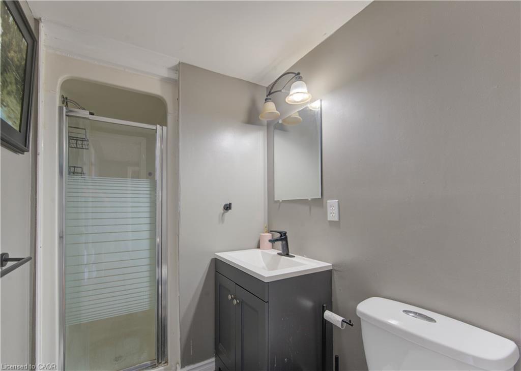 320 Country Hill Drive, Kitchener, ON - Indoor Photo Showing Bathroom