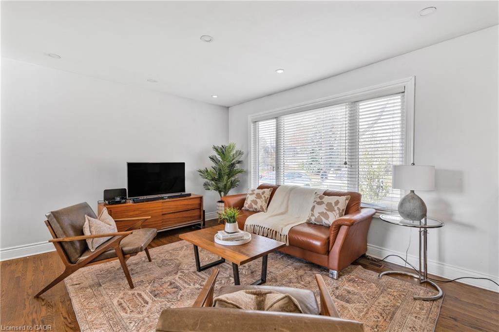 496 Pineland Avenue, Oakville, ON - Indoor Photo Showing Living Room