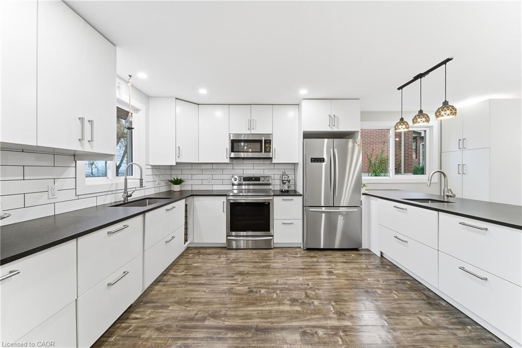 23 Stonegate Drive, Kitchener, ON - Indoor Photo Showing Kitchen With Upgraded Kitchen